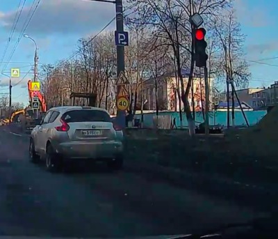 В Брянске по видео в сети наказали наглого водителя «Nissan»