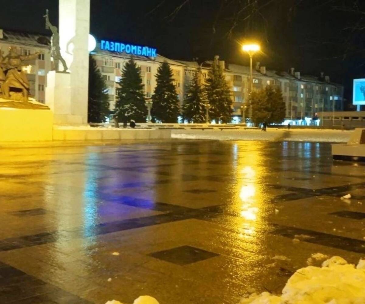 В Брянске из-за ледяного дождя дороги и тротуары превратились в каток