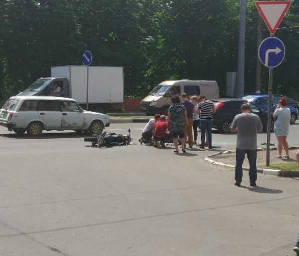 В Брянске водитель «Volkswagen» разбил голову 20-летнему мотоциклисту