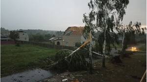 Климово приходит в себя: поселок обесточен, сорваны крыши, повалены деревья