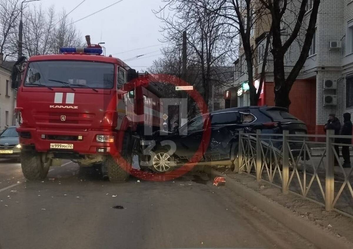 В Брянске на Володарке в ДТП попала машина МЧС