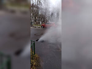 ЧП в Брянске: на Почтовой провалился асфальт, из образовавшейся ямы бьет вода