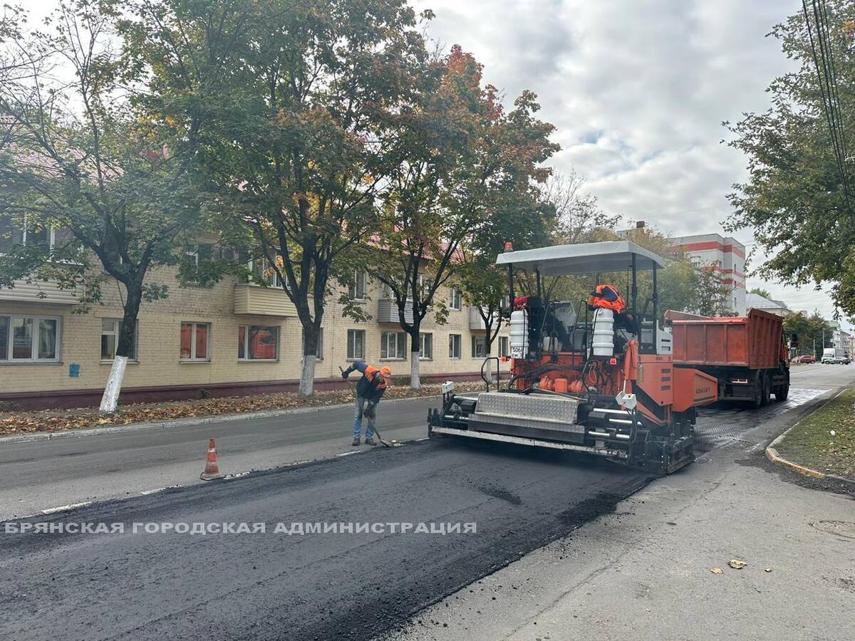 В Брянске у ДК Горького ремонтируют дорогу методом «больших карт»