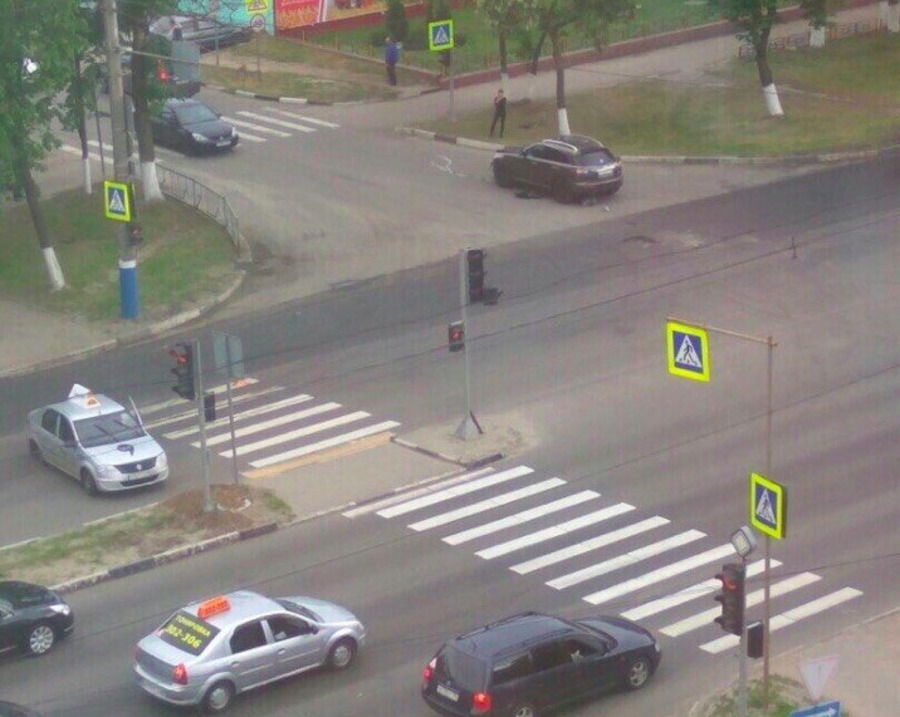 В Брянске крутая иномарка протаранила «Яндекс.Такси»