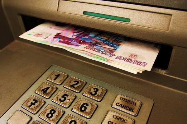 В Брянске два юнца украли с банковской карты пенсионерки 35 тыс. рублей