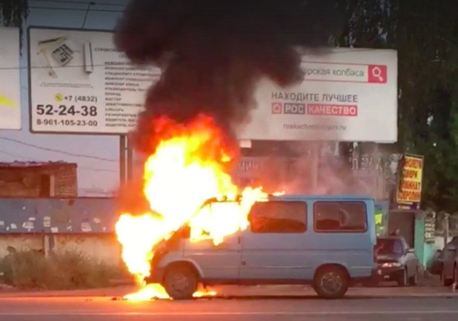 В Брянске сняли на видео горящий микроавтобус