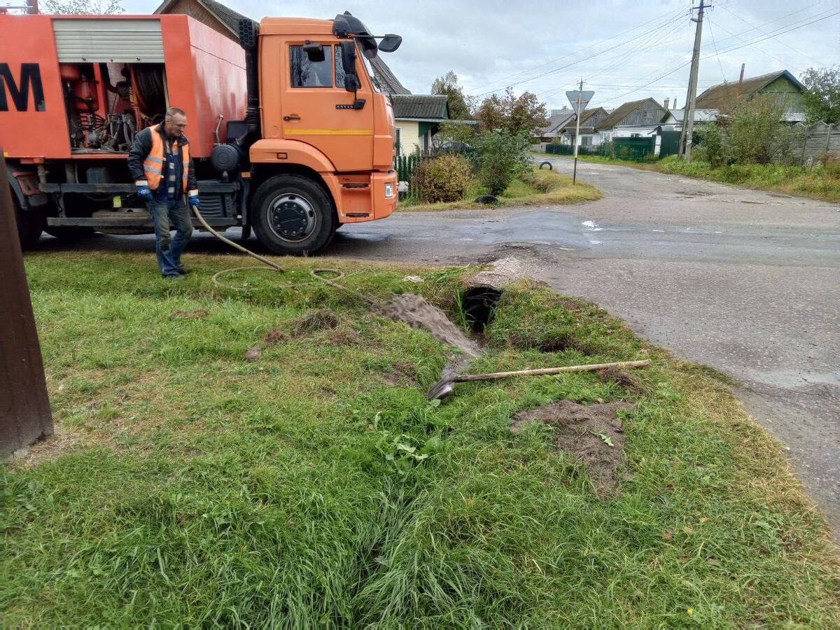 В Бежицком районе Брянска по жалобам жильцов промывают водопроводные трубы  | 06.10.2023 | Брянск - БезФормата