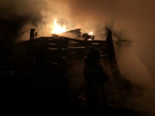 В Карачевском районе сгорела хозпостройка: есть пострадавший