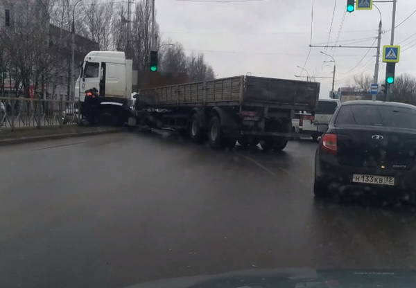 В Брянске на Станке Димитрова грузовик протаранил ограждение