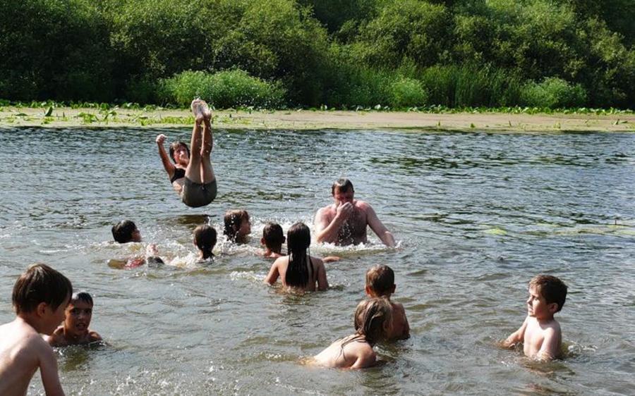 Дети купаются на озере