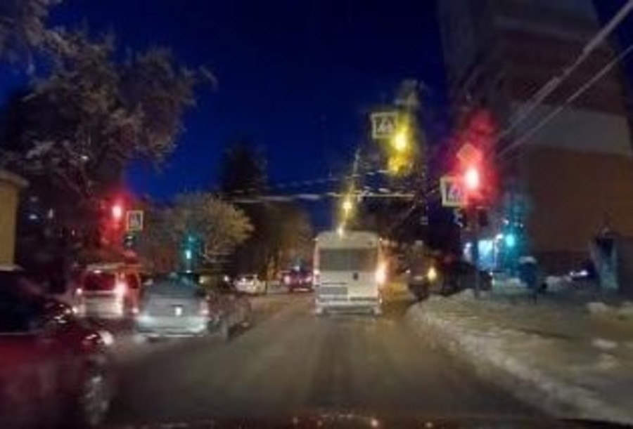 В Брянске лихого маршрутчика по видео наказали за проезд на «красный»