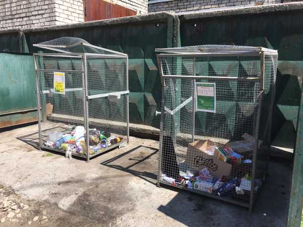 В Брянске вандалы разбили контейнеры для раздельного сбора мусора