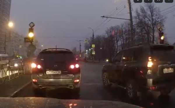 В Брянске сняли на видео наглого автохама на иномарке 