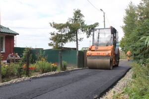 В Комаричском районе по улице Колхозной начали укладывать новый асфальт