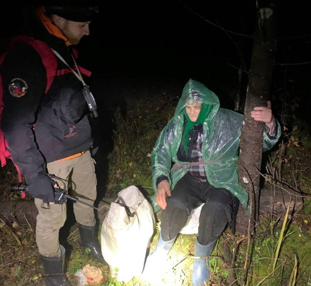 Под Брянском поисковики спасли двух заблудившихся в лесу бабушек