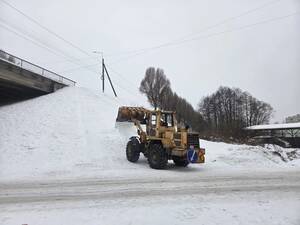 В Брянске убрали стихийную снежную горку, с которой дети выезжали на дорогу