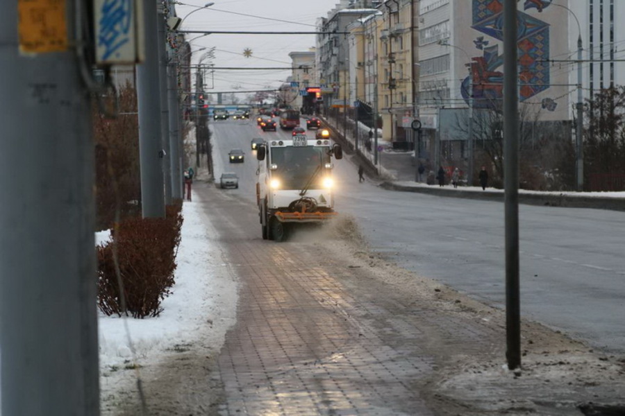 Улицы Брянска продолжают очищать от снега