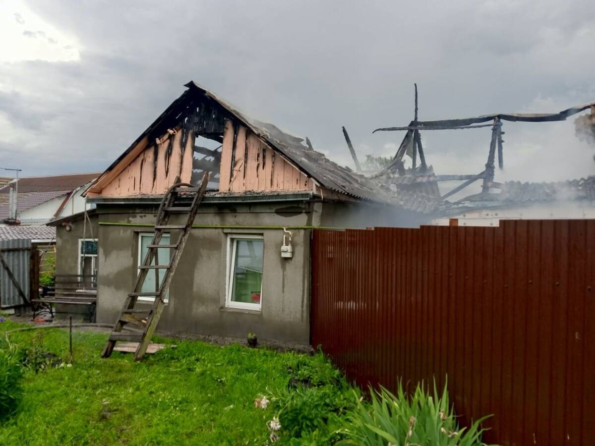 В брянском Толмачево утром сгорел дом