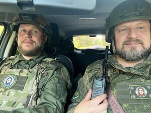 На границе Брянской области военные священники крестили двоих бойцов