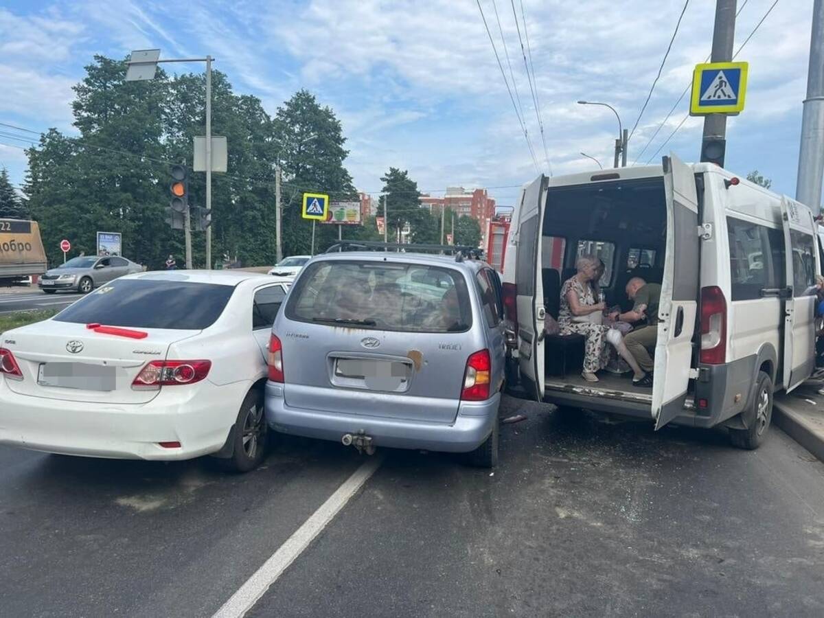 В Брянске после ДТП с маршруткой №34 в больницу доставлены пять человек |  24.06.2023 | Брянск - БезФормата