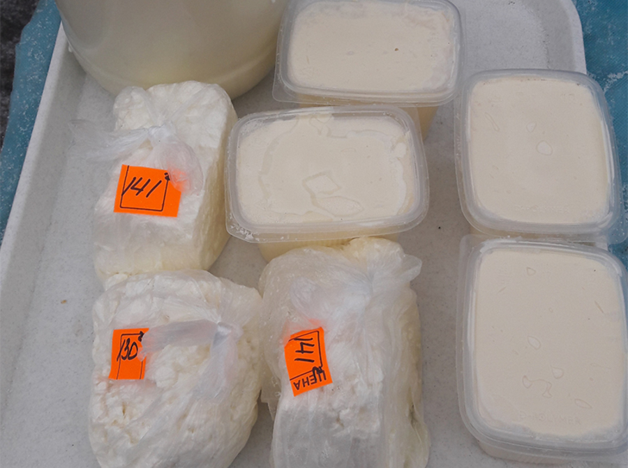 В Брянске у уличных торговок отобрали 13 кило молока, сметаны и творога