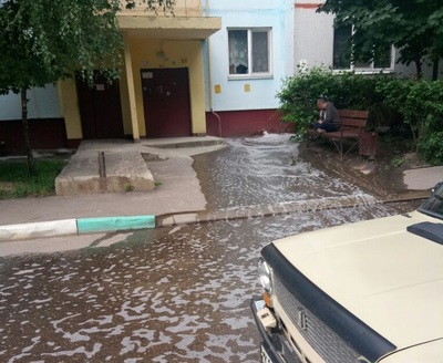 Канализация затопила двор на улице Брянского Фронта
