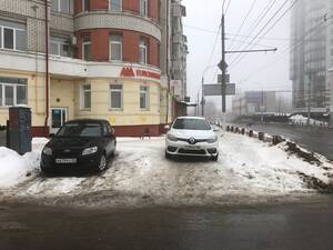 В Брянске на улице Дуки белый «Рено» заблокировал тротуар