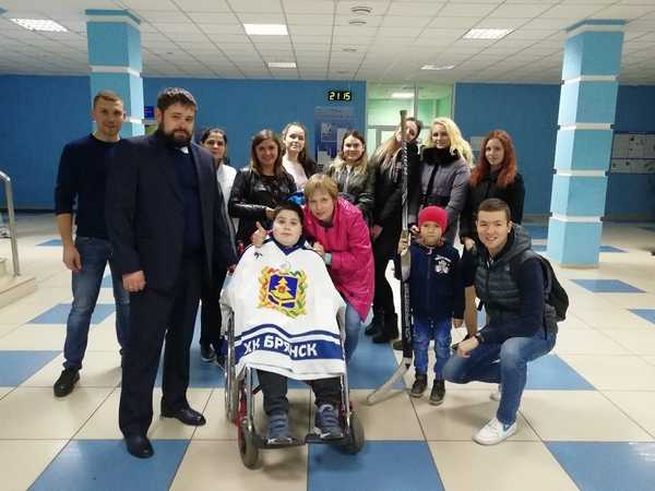 Брянские молодогвардейцы и хоккеисты подготовили сюрприз для мальчика-инвалида