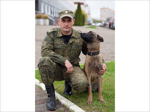 Брянский таможенник и его пес стали лучшими в России по поиску наркотиков