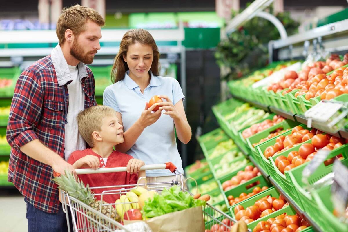 Люди в супермаркете. Продукты в супермаркете. Семья с продуктами. Покупатель в магазине.