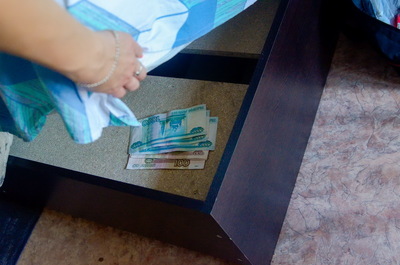 В Брянске женщина нашла тайник в общежитии и украла 10 тыс рублей