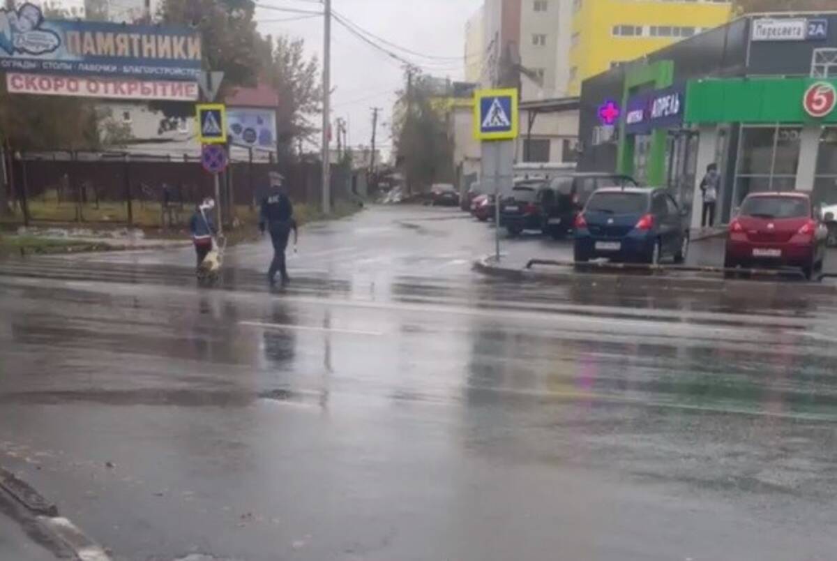 Брянский полицейский помог бабушке перейти дорогу