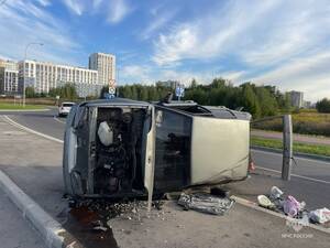 В Брянске на улице Войстроченко перевернулся легковой автомобиль