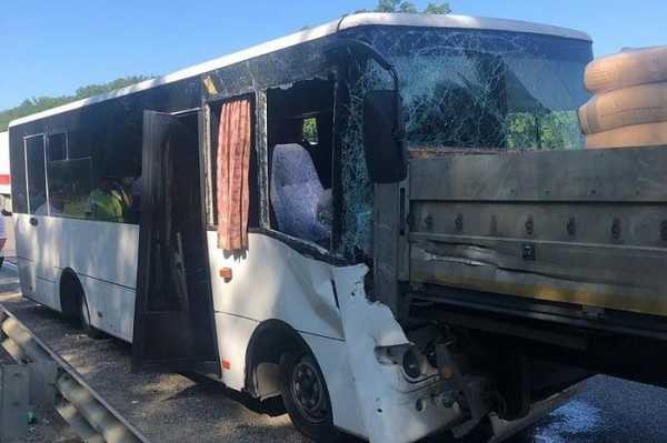 17 человек пострадали: рейсовый автобус столкнулся с грузовиком на Кубани