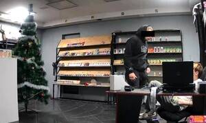 В Брянске приезжий ограбил вейпшоп и украл телефон у сотрудницы ПВЗ