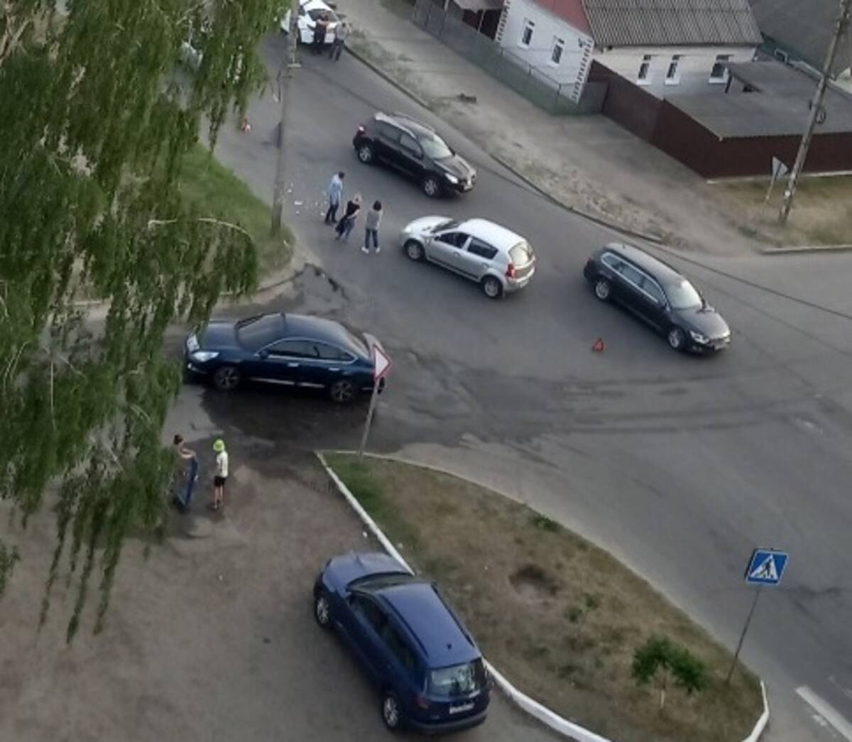 В Брянске на Менжинке две автоледи не разъехались на перекрестке