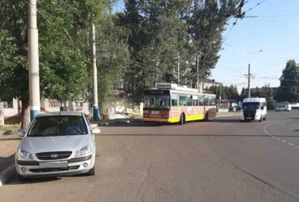 В Брянске водитель «Hyundai Getz» сбил водителя троллейбуса