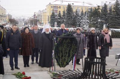Богомаз возложил цветы к Вечному огню в День защитника Отечества