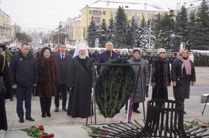 Богомаз возложил цветы к Вечному огню в День защитника Отечества