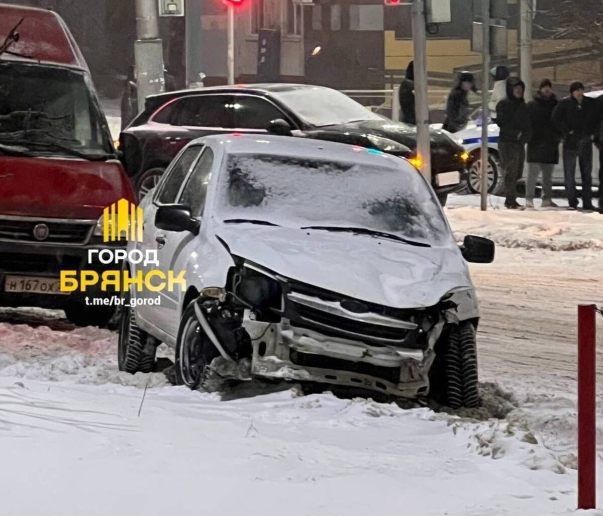 В Брянске на заснеженной дороге легковушки попали в ДТП на улице Горбатова