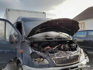 В Почепе загорелся автомобиль на улице Ленина