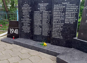 В Брянске начали благоустраивать братскую могилу на улице Чехова