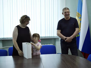 Брянские делегаты в Брянке встретились с девочкой Машей и исполнили ее мечту