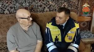 Брянские полицейские поздравили ветерана с Днем рождения