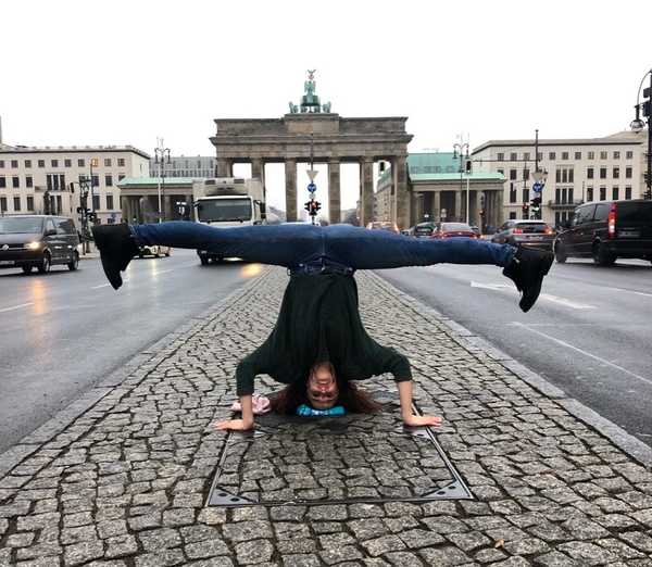 Брянская танцовщица Маня сделала необычное фото в Берлине