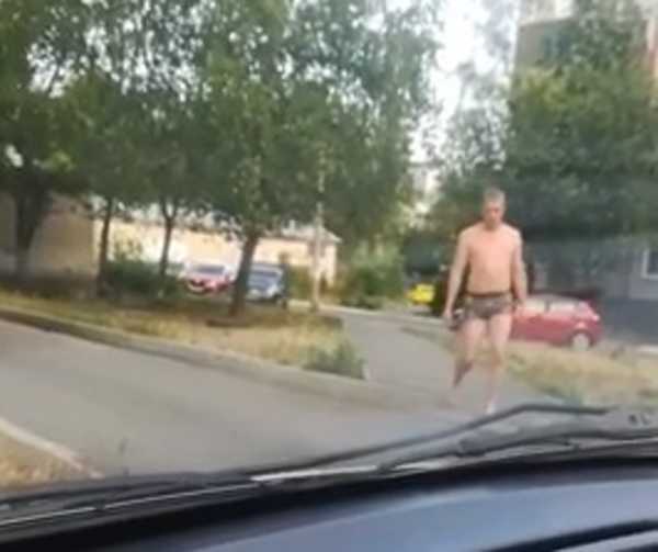В Брянске сняли на видео гуляющего полуголого мужчину