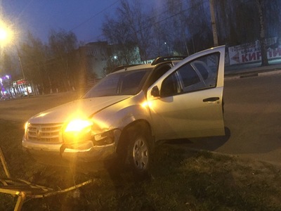 В Брянске на проспекте Станке Димитрова легковушка снесла ограждение