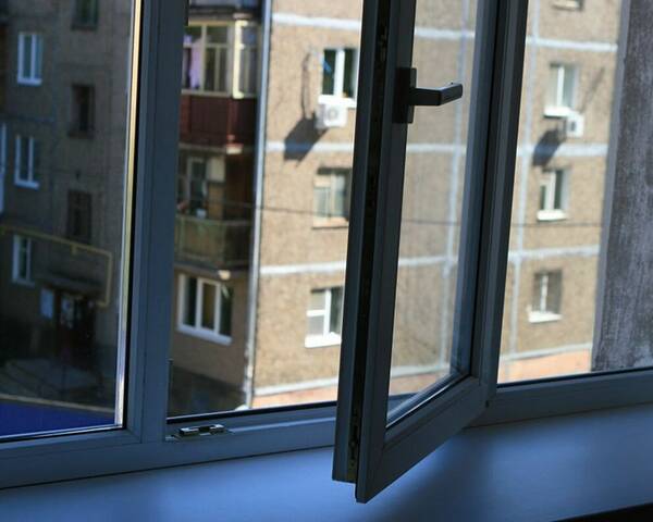 В Новозыбкове женщина из Подмосковья упала из окна многоэтажного дома