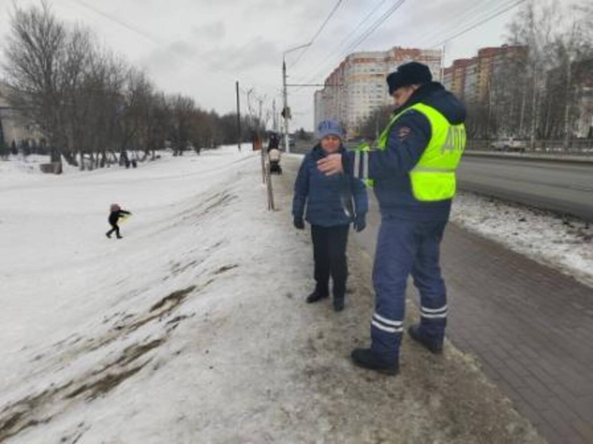 В Брянске дети с родителями устроили опасные игры на проспекте Станке  Димитрова