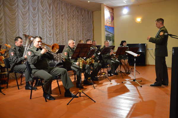 Брянские росгвардейцы выступили с концертом для пенсионеров  